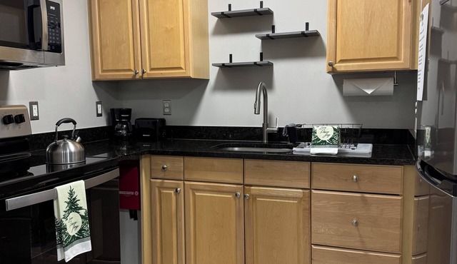 Peaceful, Immaculate Apartment! Centrally located, unique & fully furnished!