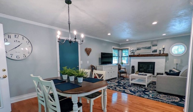 Peaceful Kettle Moraine Oasis. 4 Bedroom/3 Bath Across from WW Lake.