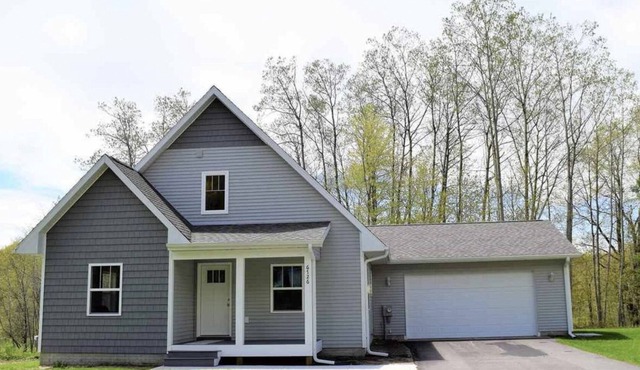 Peaceful Lake Ann Home