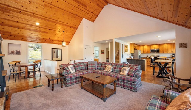 Peaceful Lakefront w/Fireplace & Views