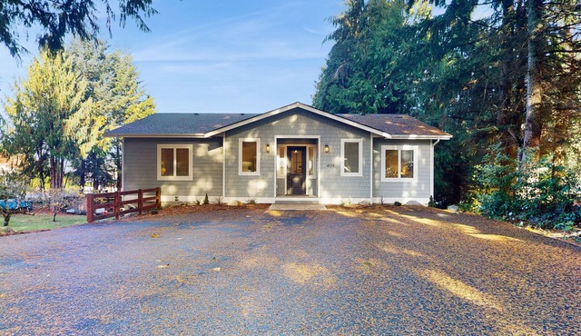 Peaceful lakeside getaway with shared private beach & dock, electric fireplace