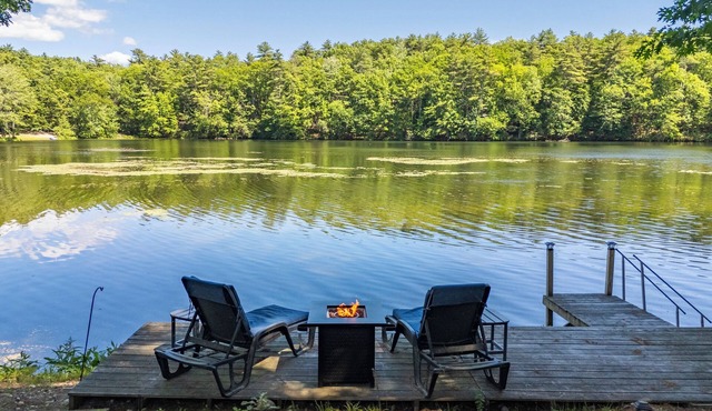 Peaceful Lakeside Oasis Near City Amenities
