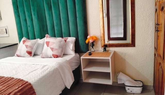 Peaceful lodge with free WiFi in Kempton Park, near airport, near airport