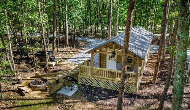 Peaceful Log Cabin Getaway with Hot Tub and Fire Pit in Mentone, Alabama