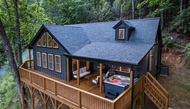 Peaceful Mountain Escape with Ridge Views & Hot Tub