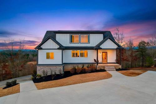 Peaceful Mountain View Home | Hot Tub | EV Charger