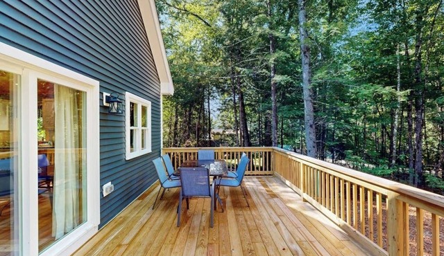 Peaceful new cabin, close to downtown, rail trail & beaches for all seasons fun