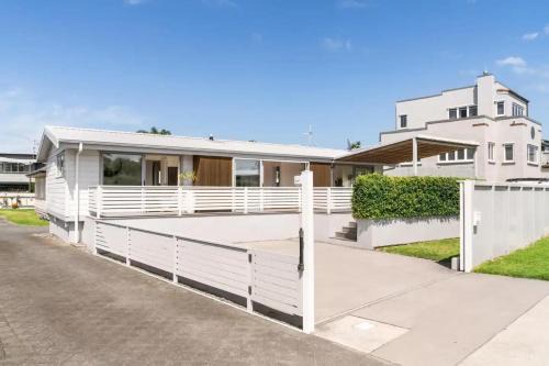 Peaceful Oasis near the Beach and Mount Mainstreet Shopping Centre