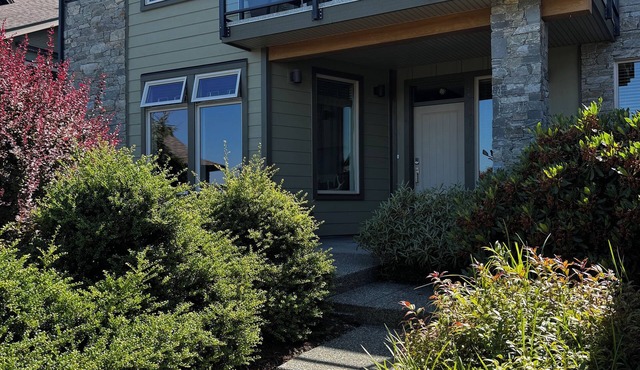 Peaceful Ocean View Oasis! Minutes to beaches and parks - shopping and dining!