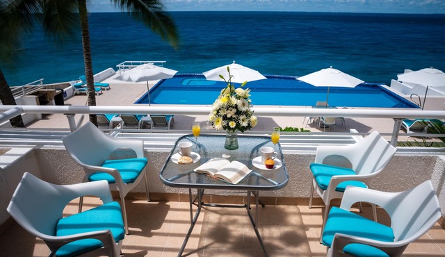 Peaceful Oceanfront condo, Blue&White Calming Vibes, Attentive onsite staff