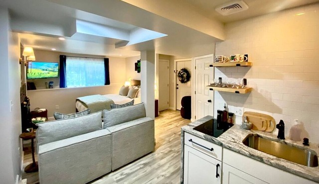 Peaceful Pines Haven~ cozy studio near the ponds