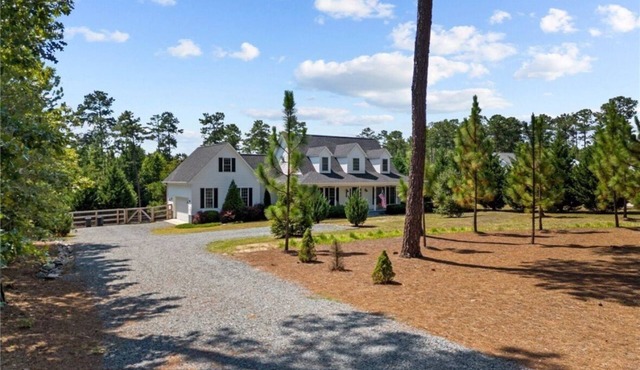 Peaceful & private 4 BR 2 1/2 Bath on 1 Acre in Carthage, 15 minutes from golf.