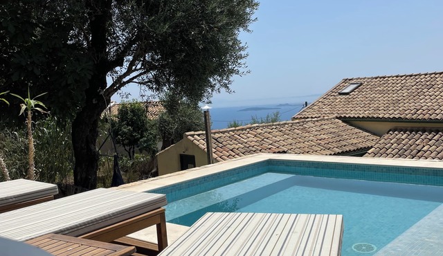 Peaceful, private mountain house; 15 minutes drive from popular beach resorts.