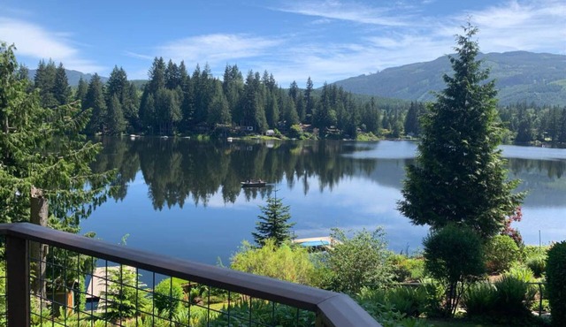 Peaceful, Private, Cozy Lakefront Cabin, stunning views.