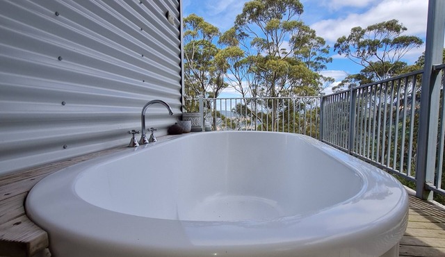 Peaceful, relaxing eco cabin surrounded by nature, 50 min from Hobart
