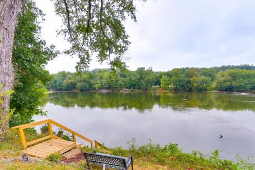 Peaceful Riverfront Retreat w/Yoga & Art Studio!