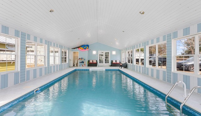 Peaceful Romantic Escape, Indoor Heated Pool, Hot tub, Breakfast, Art Studio