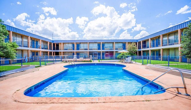 Peaceful Stay w/Seasonal Pool & Private Bath Near Comanche National Museum