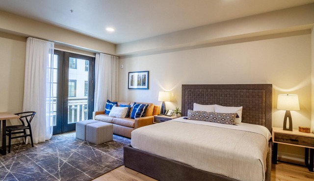 Peaceful Studio Condo in The Village