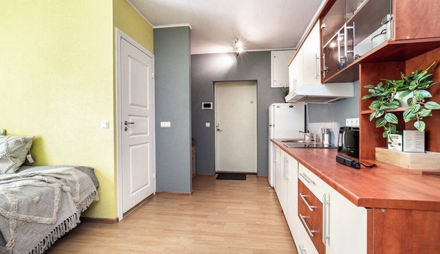 Peaceful studio with desk & free parking near city center