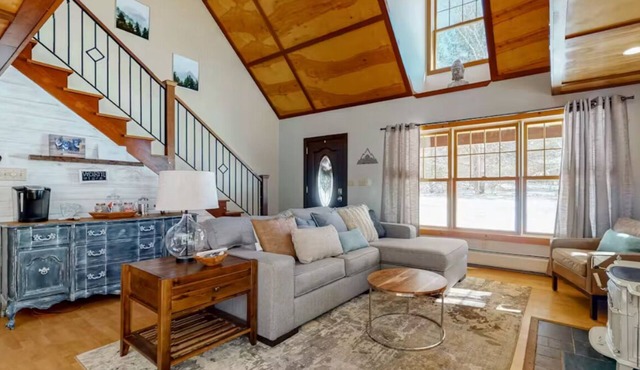 Peaceful tranquil cozy home tucked away in Madison