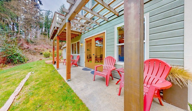 Peaceful, tree-lined home near Clinton with large yard, fireplace & Peloton