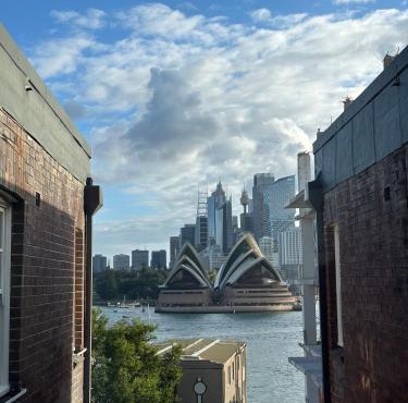 Peaceful unit facing Sydney Opera House