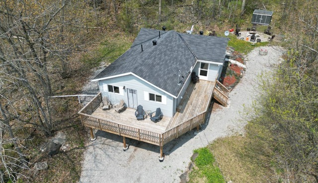 Peaceful Upscale Muskoka Cottage, 3 Bedrooms, Hot Tub, WiFi, Satellite