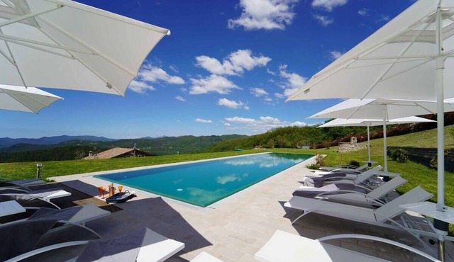 Peaceful Villa With Pool And Mountain View