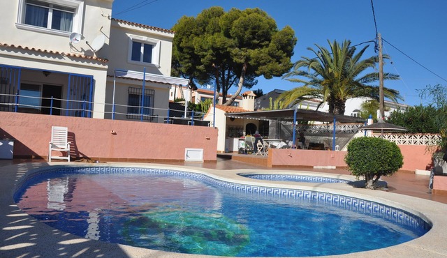 peaceful villa with private pool 800m from the sea