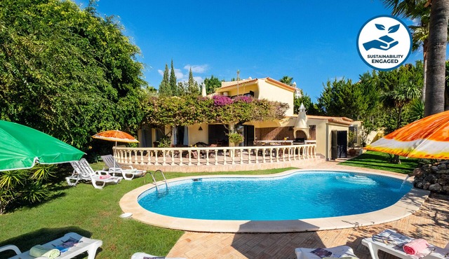 Peaceful villa with pool & BBQ