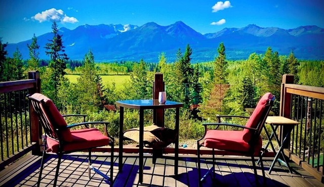 Peaceful w/Mountain Views. Walking trail to River beach.Nature and hobby farm
