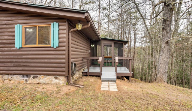 Peaceful Warne Cabin: Fenced Yard & Screened Porch