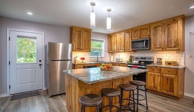 Peaceful well appointed large two bedroom country cottage