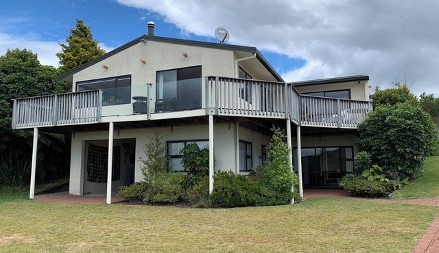 Peacefull lake view haven 10 mins walk from Lake Taupo located in Omori.