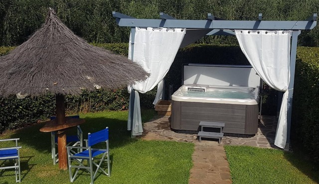 Peach house with swimming pool, jacuzzi and private garden