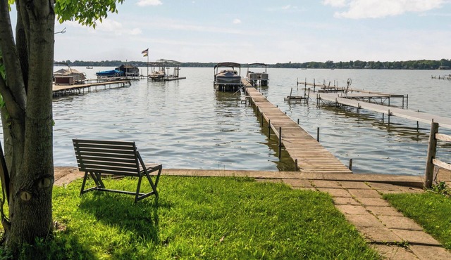 Peach Beach Retreat: 5BR Irish Hills Getaway, 2 Docks, Devils & Round Lake