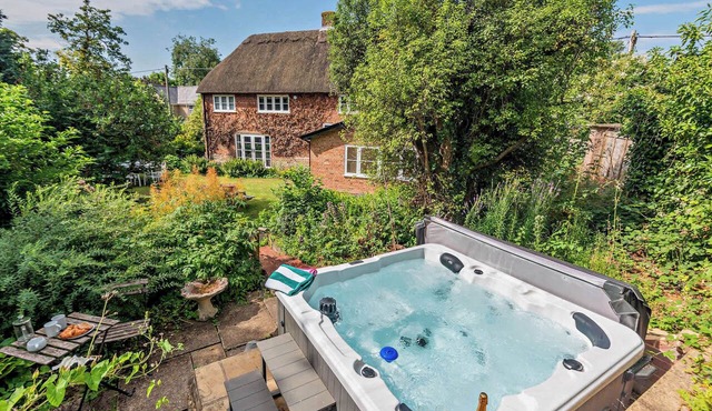 Pear Tree Cottage Thatched 4 Bed Deluxe Home with Hot Tub