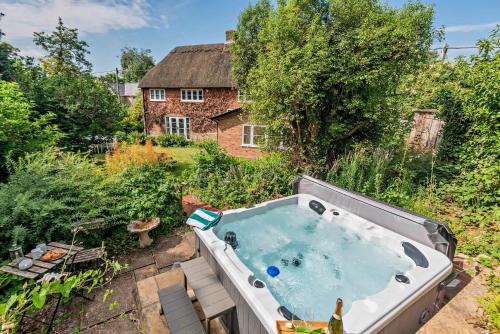 Pear Tree Cottage Thatched 4 Bed Luxury Home with Hot Tub