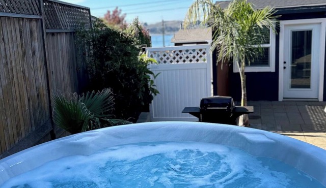 Peek a Bay View Cottage l Pet-Friendly