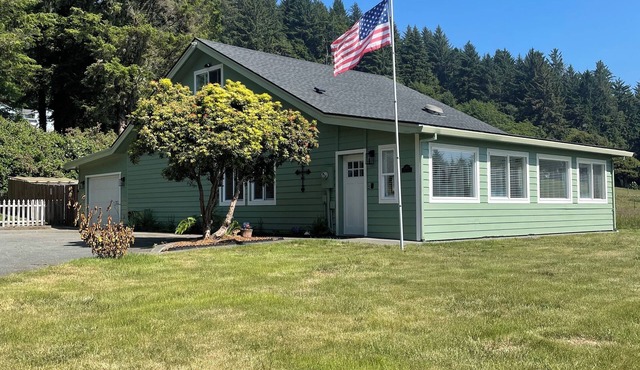 Pelican Cottage - Ocean Views, Walk to Beach, Game Room & Pet Friendly