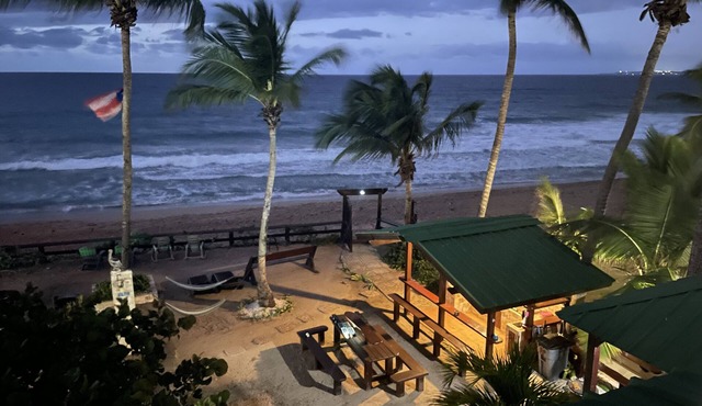 Pelican Point Beachfront Apt B on The Famous Sandy Beach, Surf & weddings