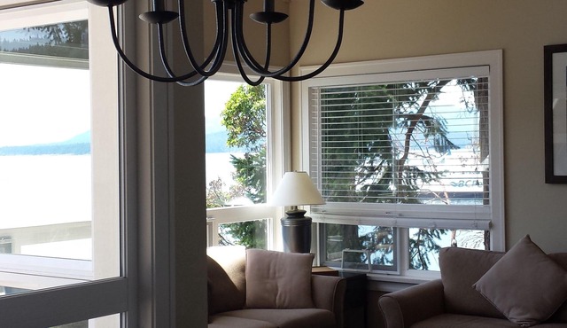 PENDER ISLAND GETAWAY - Luxury Modern Cottage For Rent: