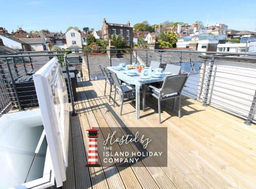 Penderic - 3 Bedroom Cowes Stay with Balcony & Panoramic Solent Views Close to Shops, Cafés, Sailing Clubs & Beach
