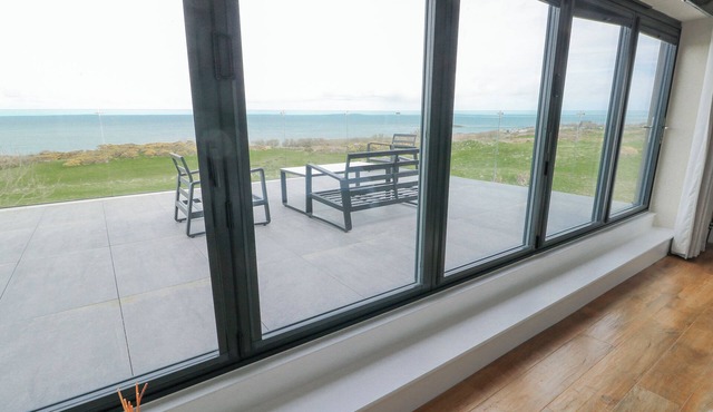 PENGARNEDD, pet friendly, luxury holiday cottage in Amlwch