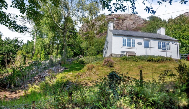 PENLAN, pet friendly, character holiday cottage in Beddgelert