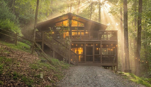 Penny Creek Cabin 2 bed 1 bath sleeps 6,Creekside*Hike*Fish*RELAX