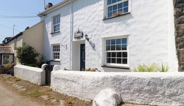 PENROSE FARM COTTAGE, pet friendly, with a garden in St Keverne