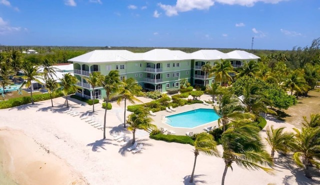Penthouse 2 Bd/Bth Beachfront Condo w/Heated Pool