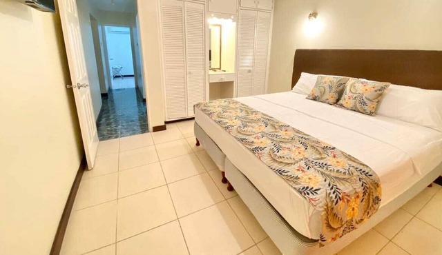 Penthouse Apartments. Near BEACH + FAST WIFI